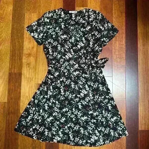 Dex | Black floral short sleeve wrap  dress size M